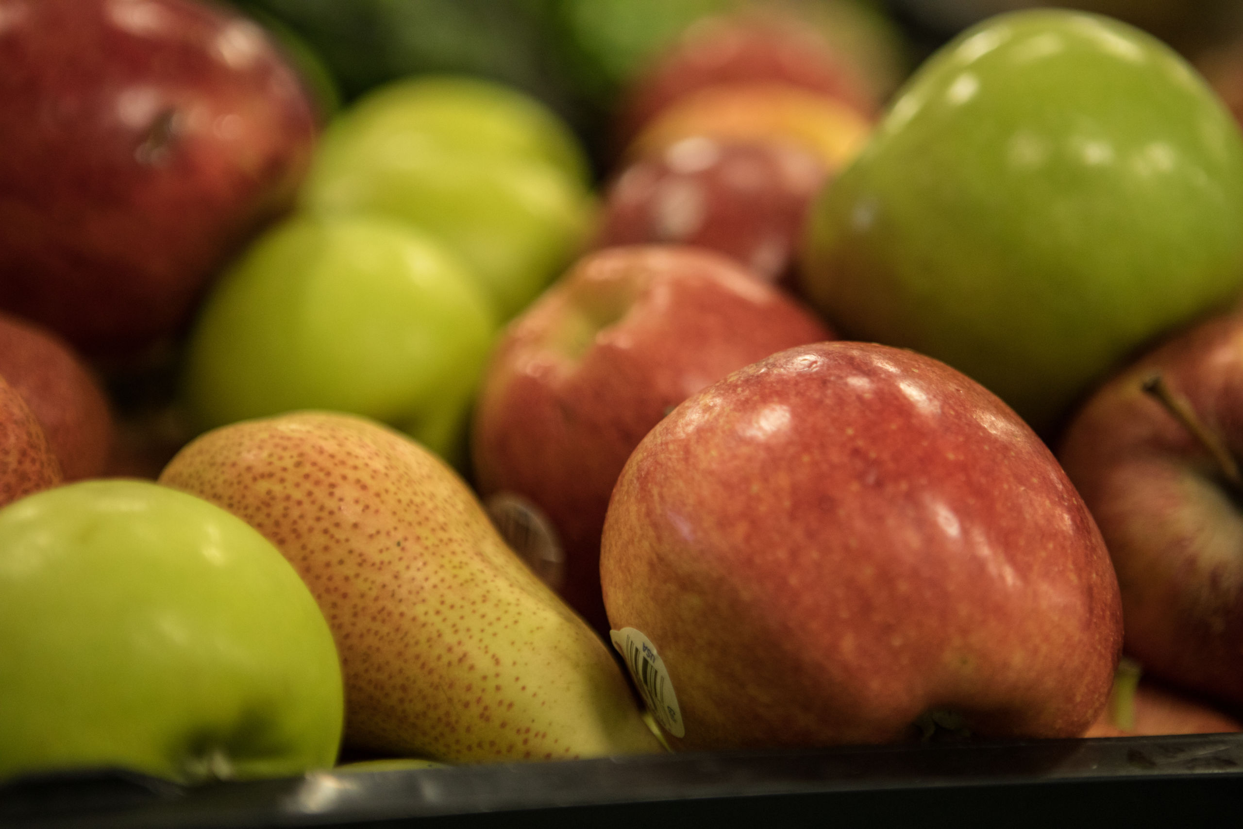 Green apples, pears, and red apples